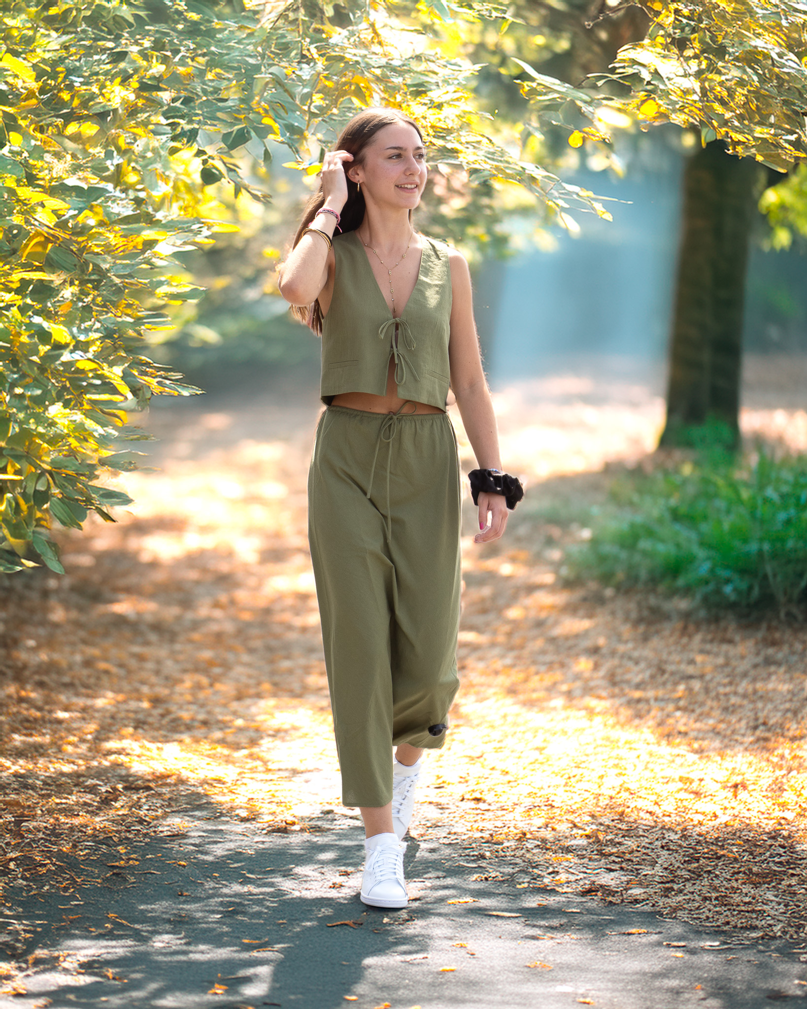 Femme avec un style mode urbain et sneakers d'Enerjean's
